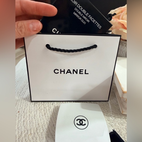 CHANEL Beaute White Mirror Duo with black dust bag and CHANEL Gift bag - Picture 8 of 8